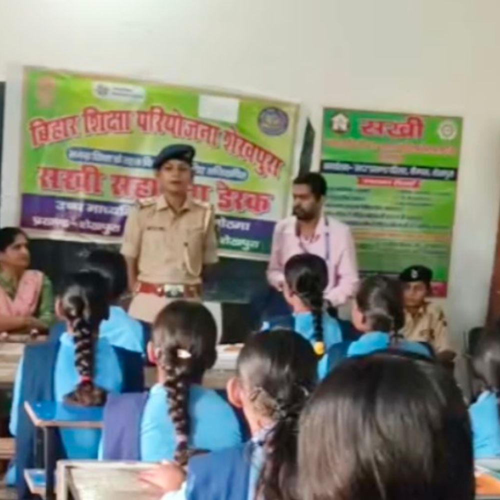 पुलिस ने स्कूली बच्चों को बताया ‘बैड टच’-‘गुड टच’:शेखपुरा में मानव व्यापार, बाल श्रम रोकने पर दी जानकारी, पोस्टर और पंपलेट बांटे