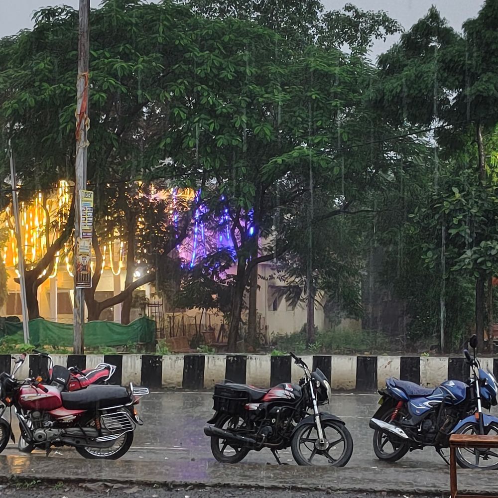 खिलचीपुर में शाम 5 बजे तेज हवा के साथ बारिश:एक घंटे तक झमाझम बरसे बादल; रात 9 बजे तक रुक-रुककर हल्की बारिश