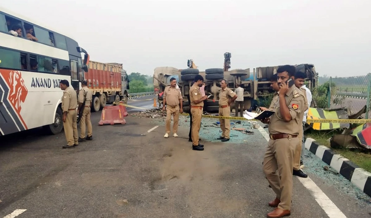 Bengaluru Mysuru Expressway Horrific Accident | बिदादी के पास KSRTC बस पलटी, ड्राइवर-कंडक्टर की मौत, 20 यात्री घायल