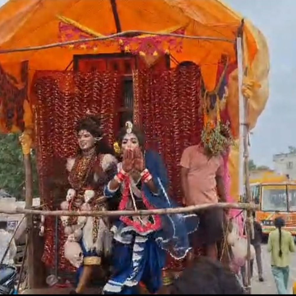 बदायूं में कांवड़ियों के लिए 400 से अधिक भंडारे:केंद्रीय राज्यमंत्री, पुलिस अधिकारियों ने कराया भोजन, बरसाए फूल