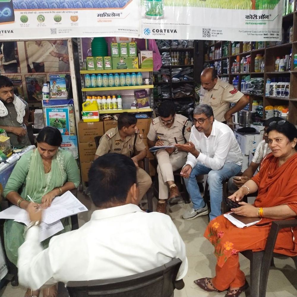 खाद-बीज की दुकान पर सीएम फ्लाइंग टीम की रेड:अग्रोहा में निर्धारित मूल्य से अधिक पर बेचा यूरिया, दस्तावेजों की जांच