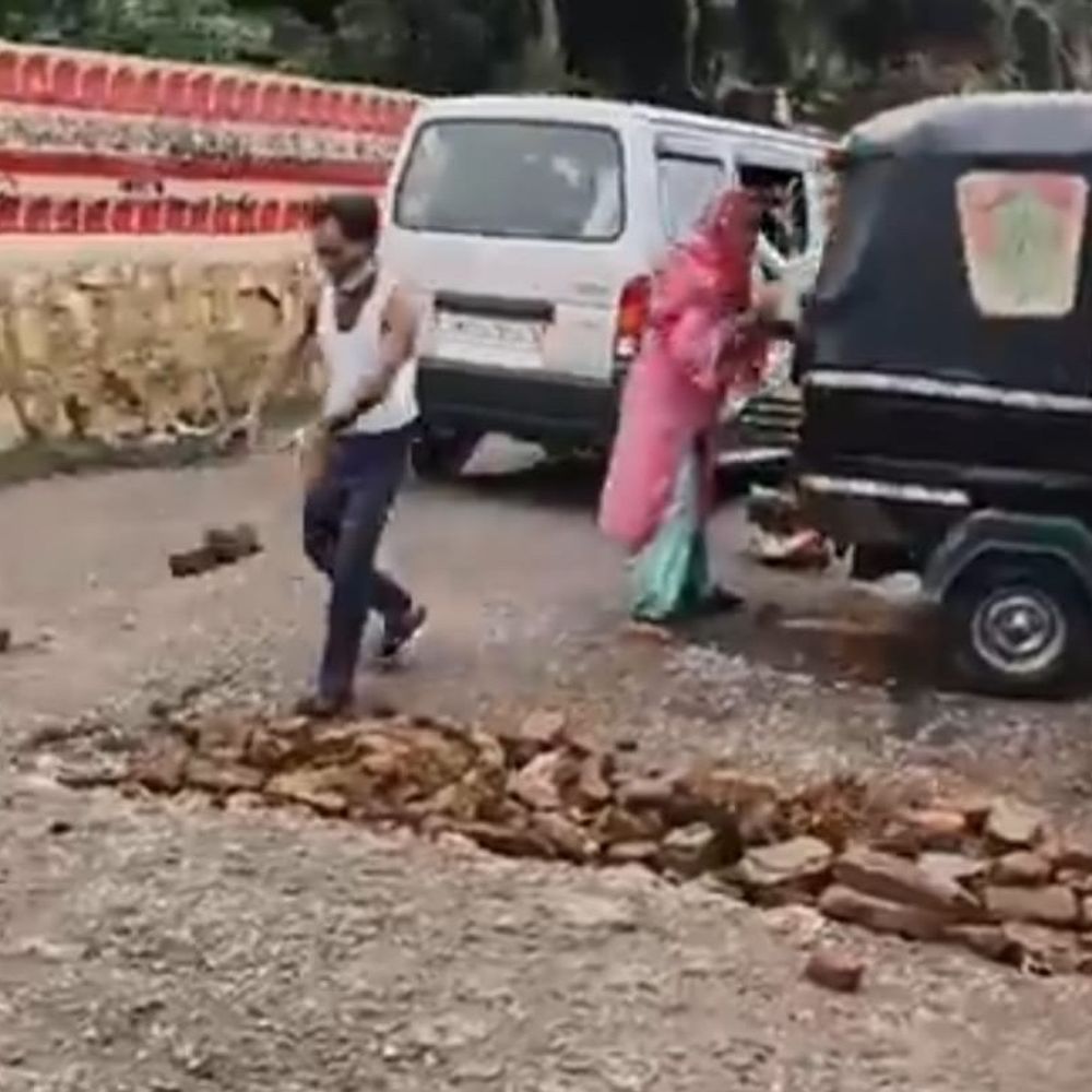 टीकमगढ़: टैक्सी चालक ने पत्नी संग भरे सड़क के गड्ढे:एक दिन पहले गड्ढे में पलट गई थी उसकी टैक्सी, नपा की रिपेयरिंग चंद दिनों में उखड़ी