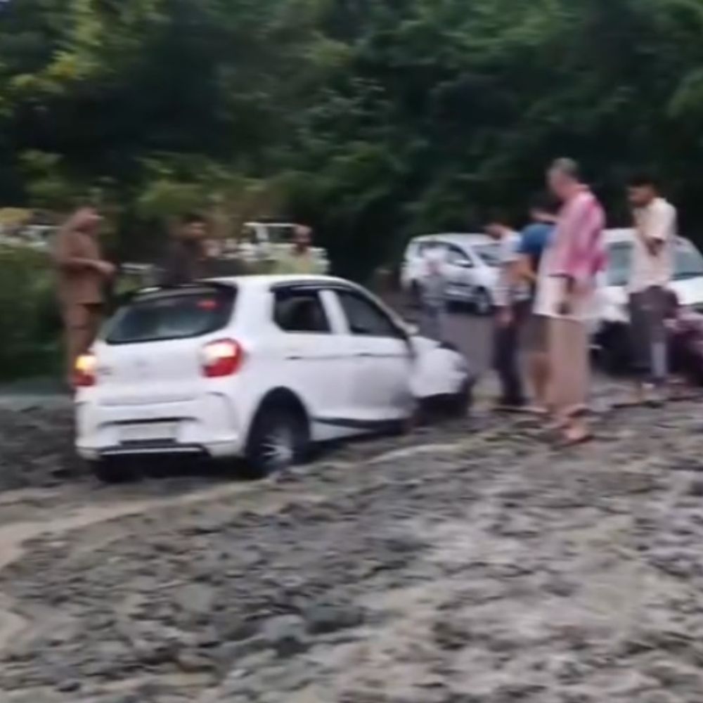 मंडी-पठानकोट हाईवे तालगहर में दो घंटे थमा:पहाड़ी से मलबा गिरने बंद हो गया था मार्ग, मशीनरी ने दो घंटे में बहाल किया रास्ता