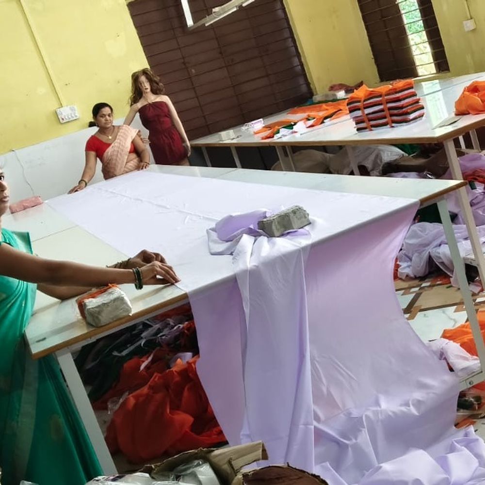 बक्सर में जीविका दीदियां बना रहीं 44 हजार झंडे:हर घर तिरंगा अभियान की तैयारियां तेज, महिलाओं को सशक्त बनाना उद्देश्य