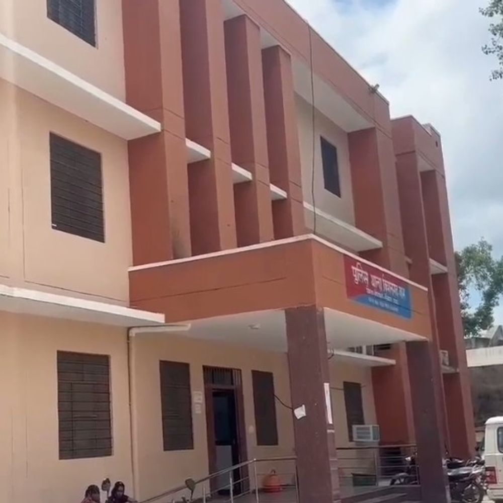 फर्जी पुलिस बनकर साइबर केस में फंसाने की धमकी:किशनगढ़बास पुलिस ने 25 हजार ऐंठने वाले दो आरोपी पकड़े, 2 बाइक भी जब्त