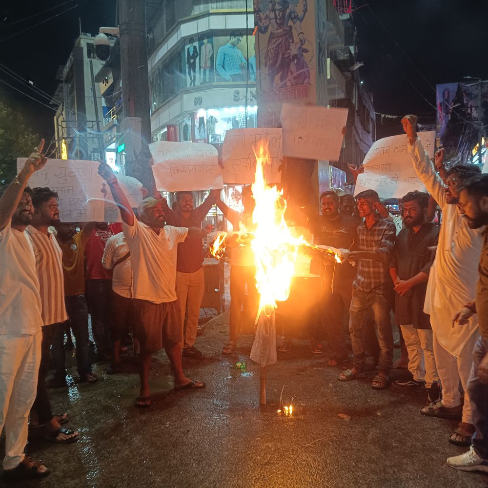 किशनगंज में मंत्री के बयान पर बवाल:VHP-बजरंग दल-श्रीराम सेना ने किया प्रदर्शन, गांधी चौक पर पुतला फूंका, माफी की मांग