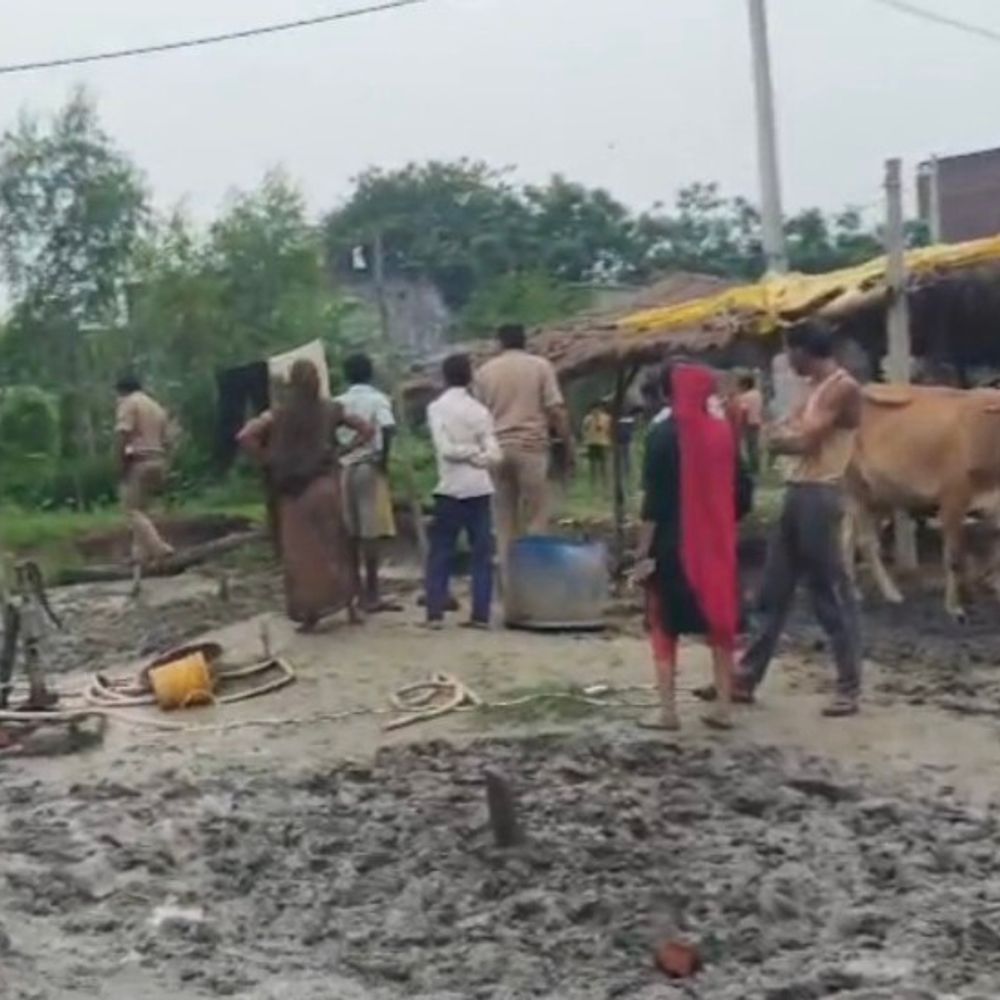 संभल में जमीन विवाद पर दो पक्षों में मारपीट-पथराव, VIDEO:डेढ़ घंटे चले बवाल में एक महिला घायल, पुलिस ने खदेड़ा