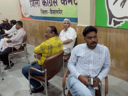 जैसलमेर के 45 वार्डों में 200 से ज्यादा दावेदार:कांग्रेस ने आवेदन की तारीख 27 तक बढ़ाई, भाजपा-कांग्रेस कार्यालयों में कार्यकर्ताओं की भीड़