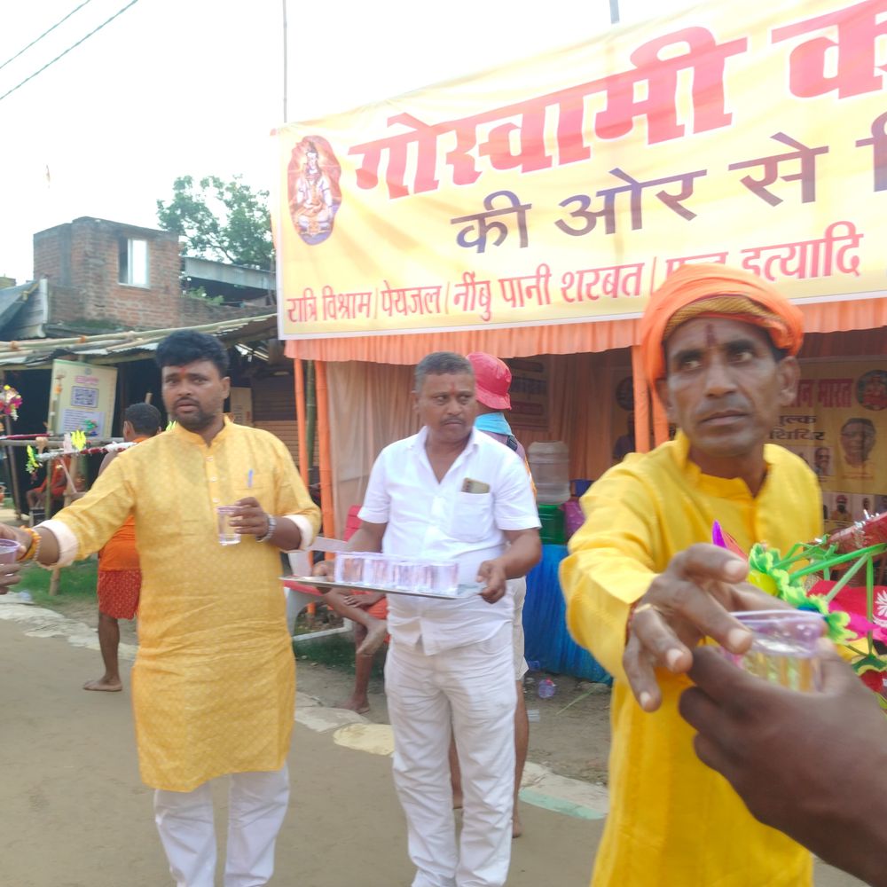 देवघर में सेवा शिविर लगाकर कांवरियों की सेवा, शरबत-पानी और चाय का कर रहे हैं वितरण