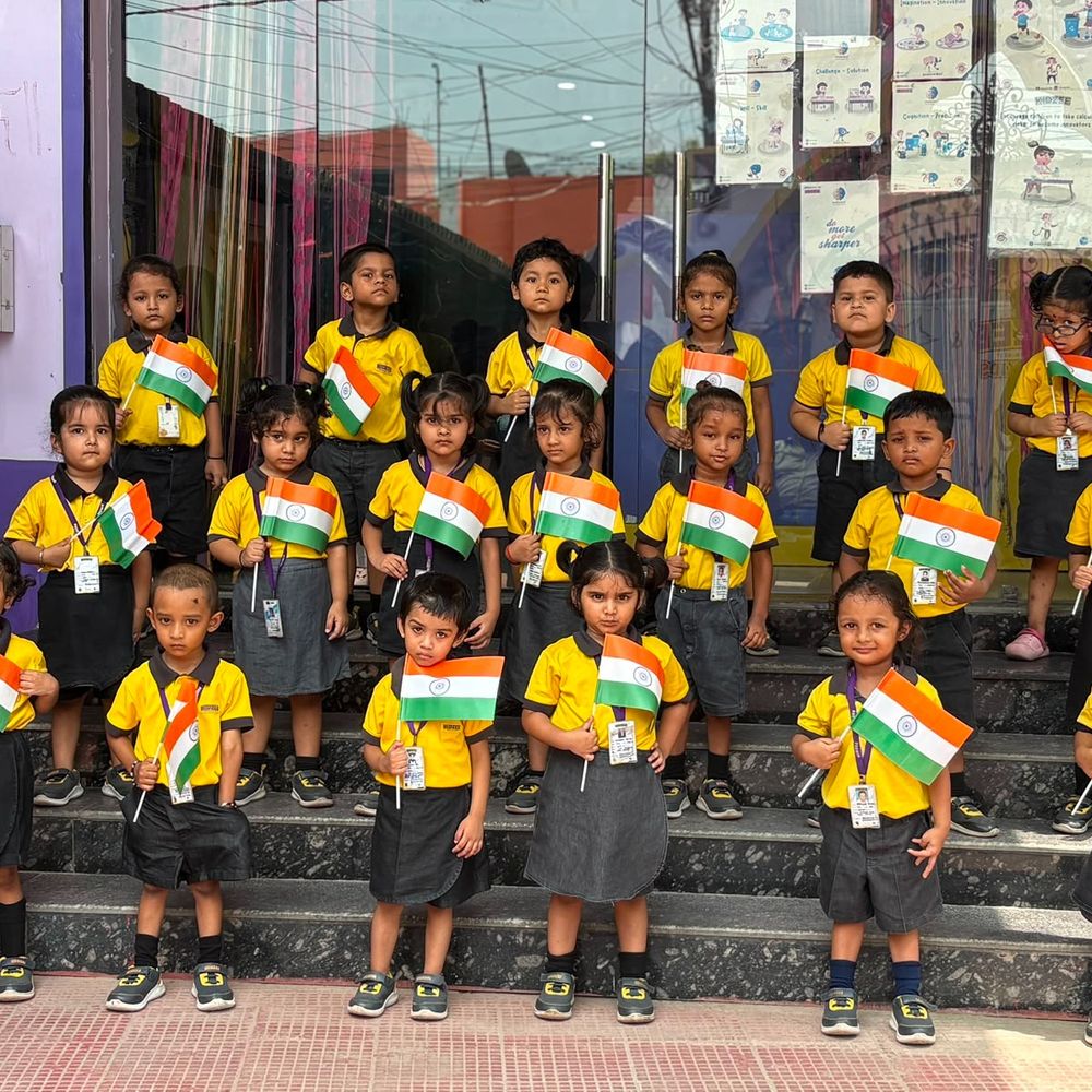 हर घर तिरंगा अभियान में बच्चों ने दिखाया देशप्रेम हाथों में तिरंगा लेकर एकता का लिया संकल्प