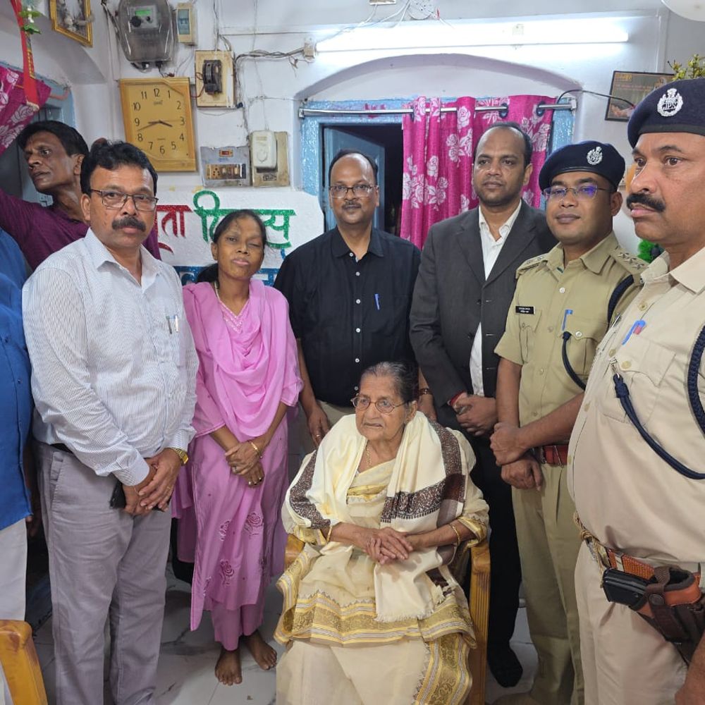 स्वतंत्रता दिवस की पूर्व संध्या पर उपायुक्त ने स्वतंत्रता सेनानी की पत्नी को किया सम्मानित
