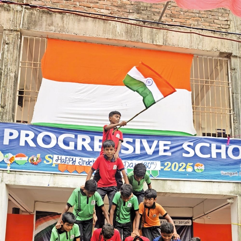 कुमार प्रोग्रेसिव स्कूल में फहराया तिरंगा