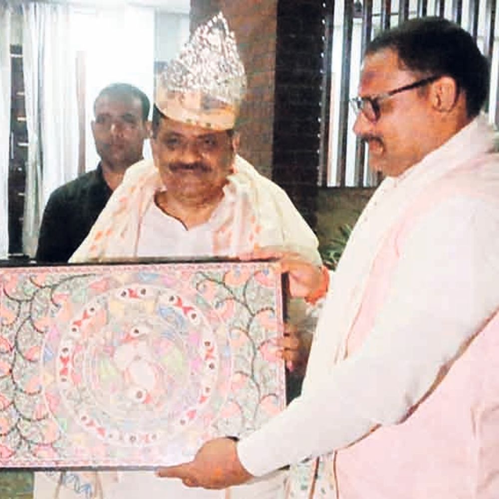 संजय झा को चांदी का मुकुट पहनाया गया