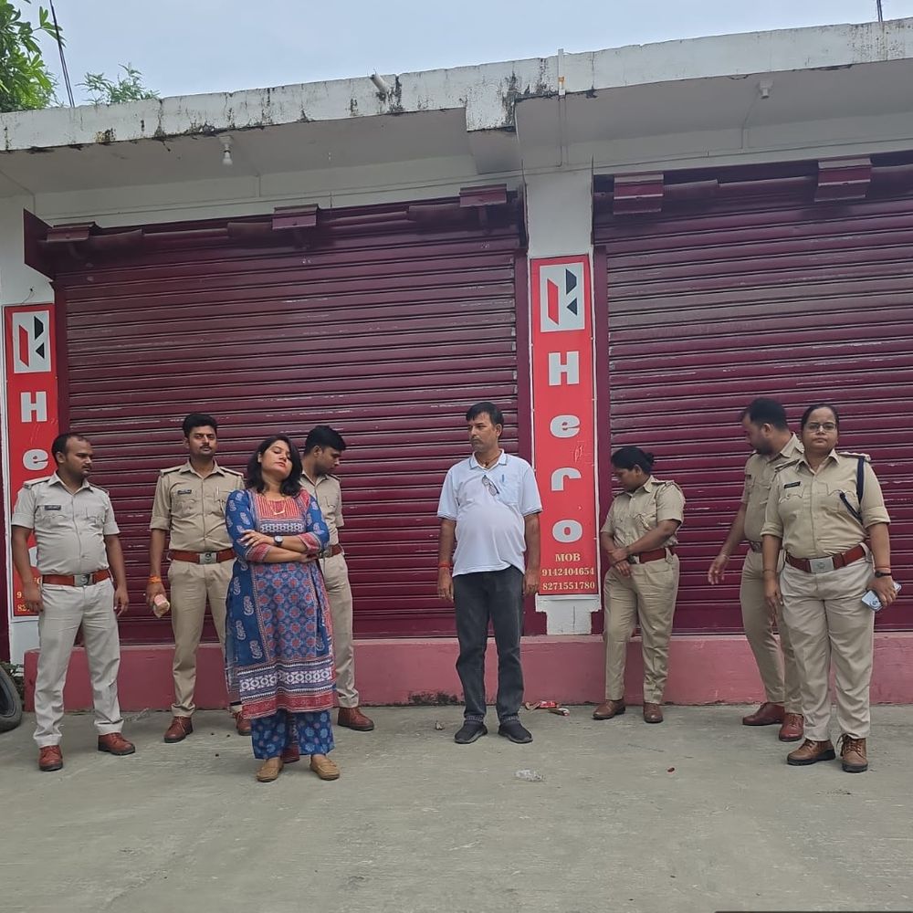 सख्ती: देव में बिना ट्रेड लाइसेंस के चल रही हीरो एजेंसी की गई सील