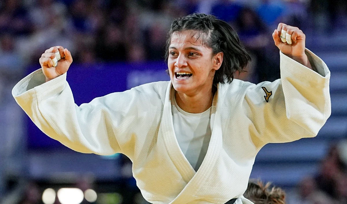 Manik Saha ने पूरा किया वादा: Judo Star Asmita Dey को मिला 10 लाख का Check और अगरतला में अपना घर
