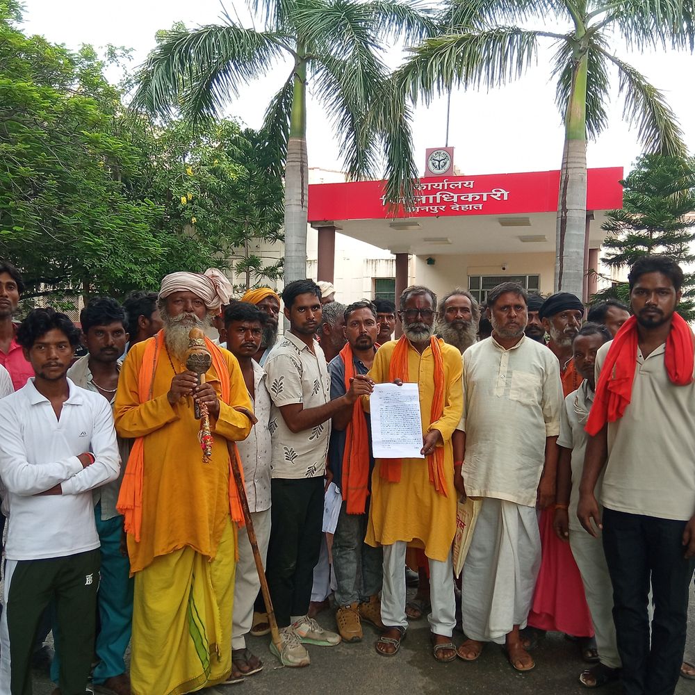 बीन लेकर डीएम कार्यालय पहुंचा सपेरा समाज:30-35 लोगों ने सौंपा प्रार्थना पत्र, कहा- पुराने प्रमाण पत्र और अभिलेख मौजूद