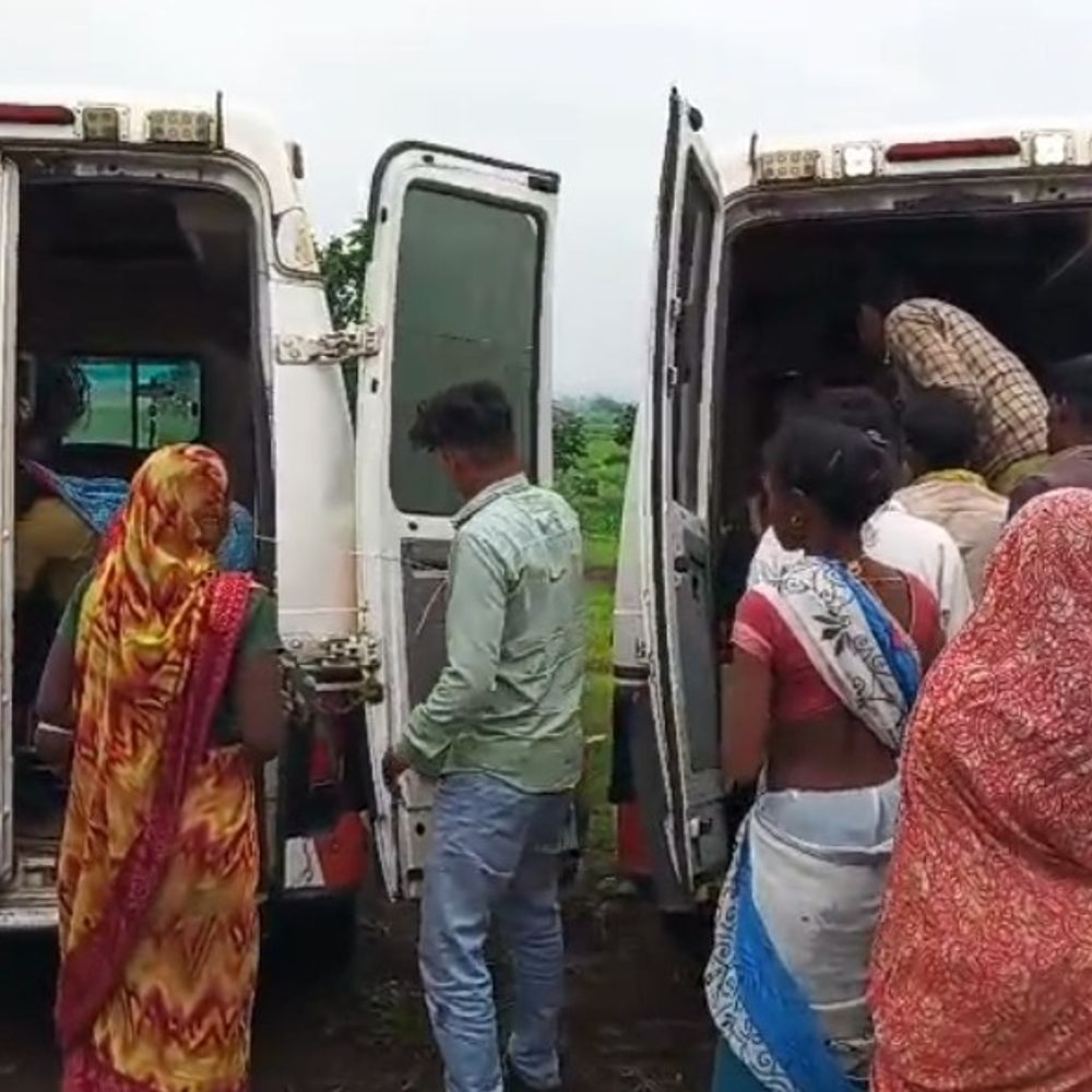 सिवनी में कच्चा मकान गिरा, चार लोग दबे:ग्रामीणों ने सभी को सुरक्षित निकाला, अस्पताल में एडमिट