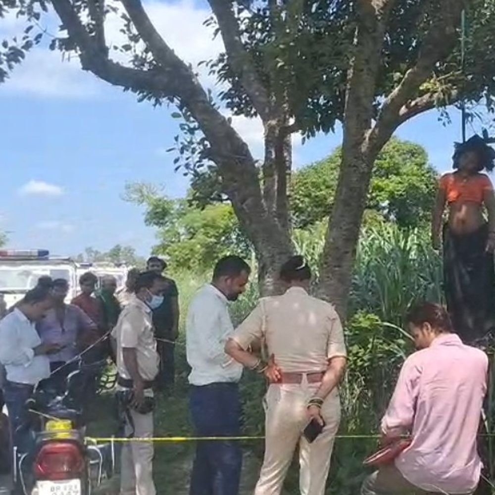 जामुन के पेड़ से लटका मिला महिला का शव:बेतिया में परिजनों ने लगाया हत्या का आरोप,एफएसएल ने जुटाए साक्ष्य