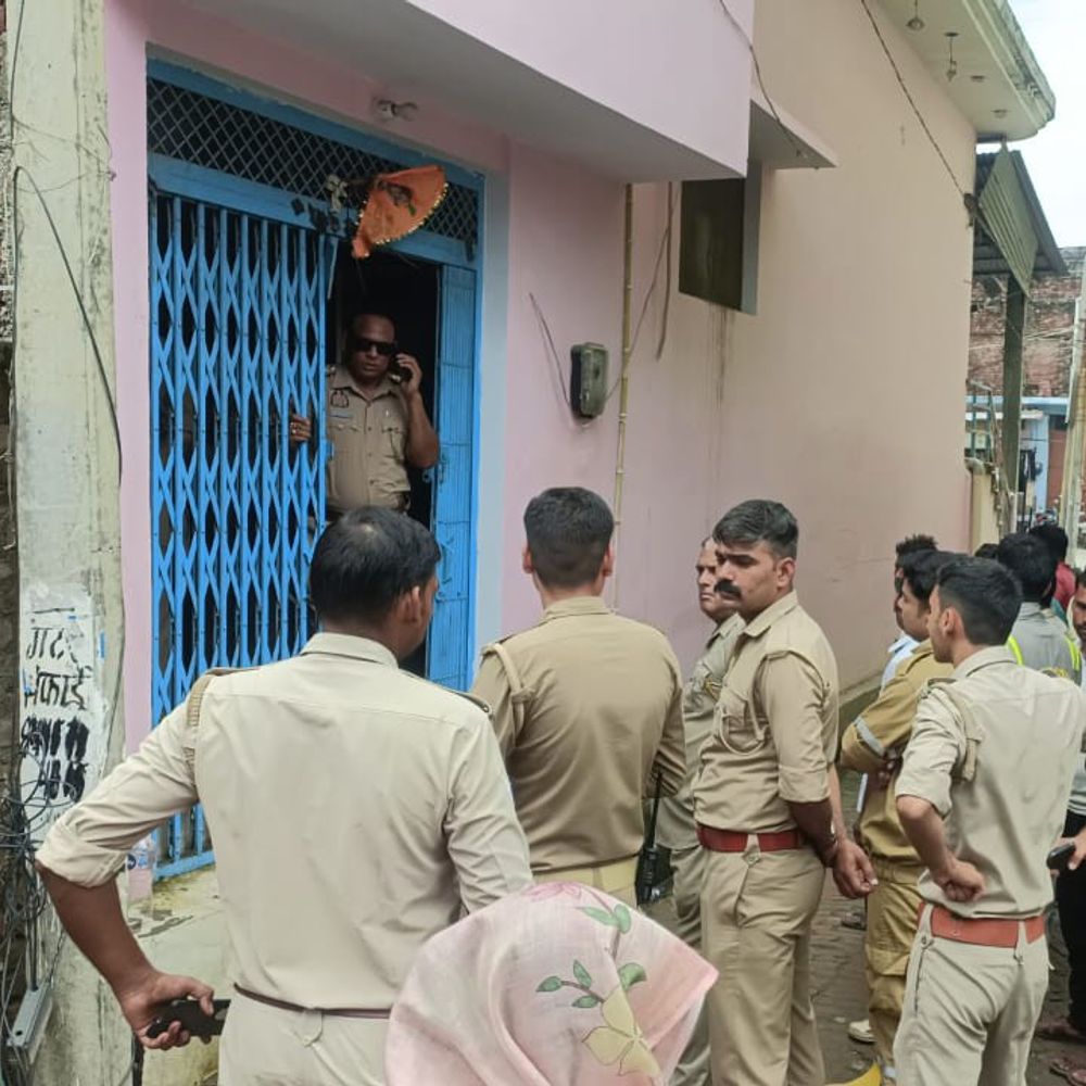 रिटायर्ड पुलिसकर्मी ने नाती को बनाया बंधक:कासगंज में घर खुलवाने का प्रयास जारी, लाइसेंसी बंदूक से फायरिंग की धमकी दी