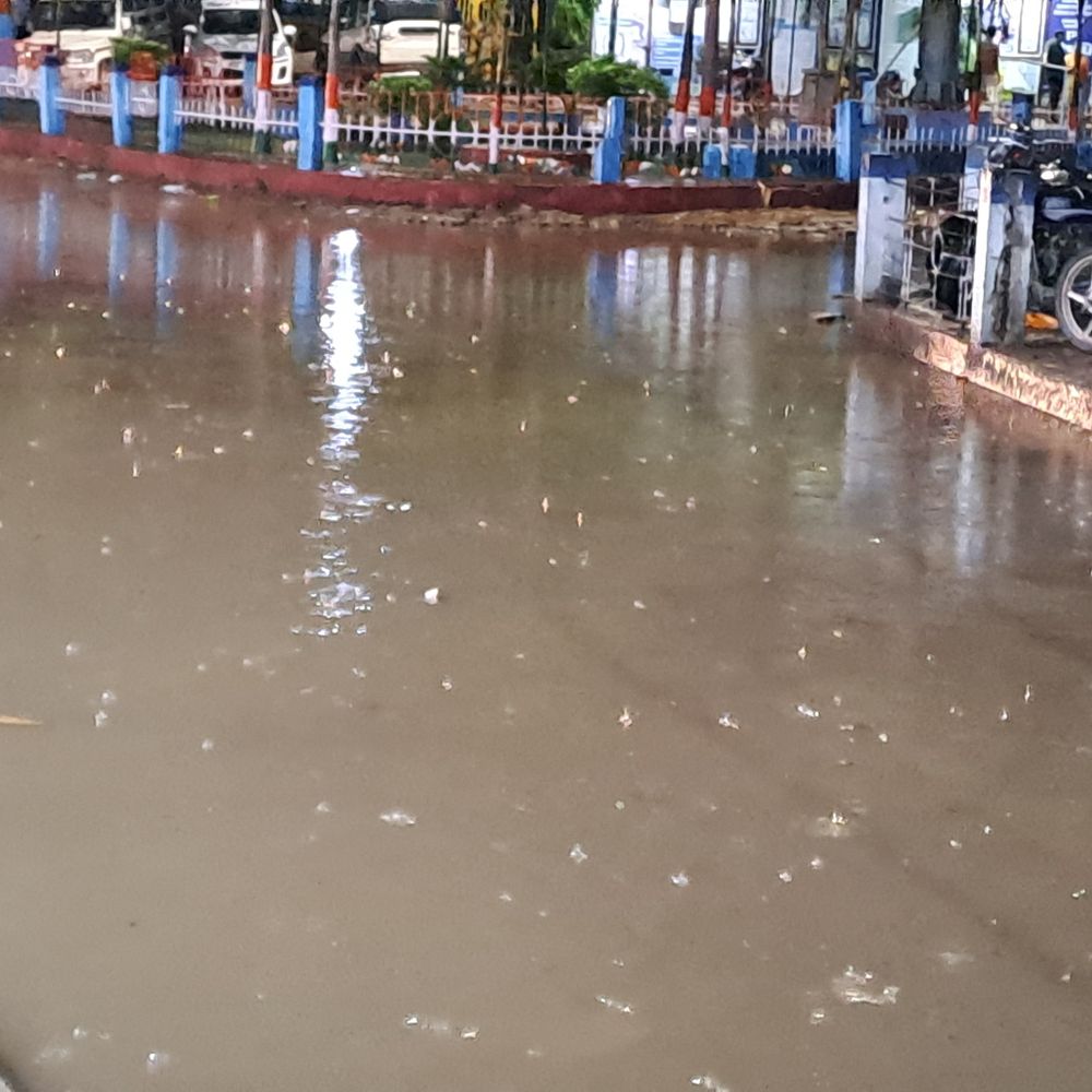 गोपालगंज सदर अस्पताल जलमग्न, 55 मिमी बारिश दर्ज:शहर की सड़कें बनीं ताल-तलैया, जनजीवन अस्त-व्यस्त