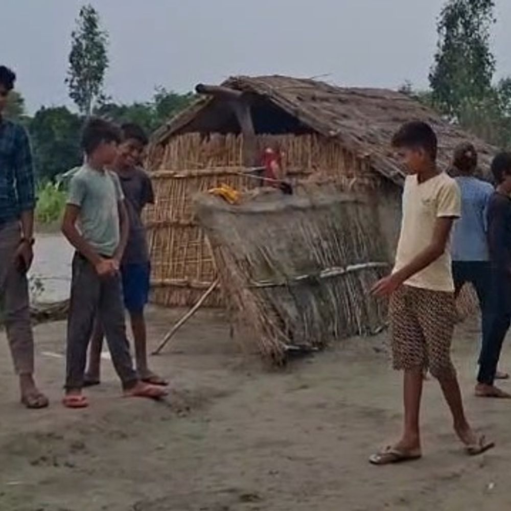 गोंडा में घाघरा का जलस्तर फिर बढ़ा:12 घंटे में 5cm उछला, 42 सेंटीमीटर नीचे खतरे का निशान; कटान से 10 घर नदी में समाए