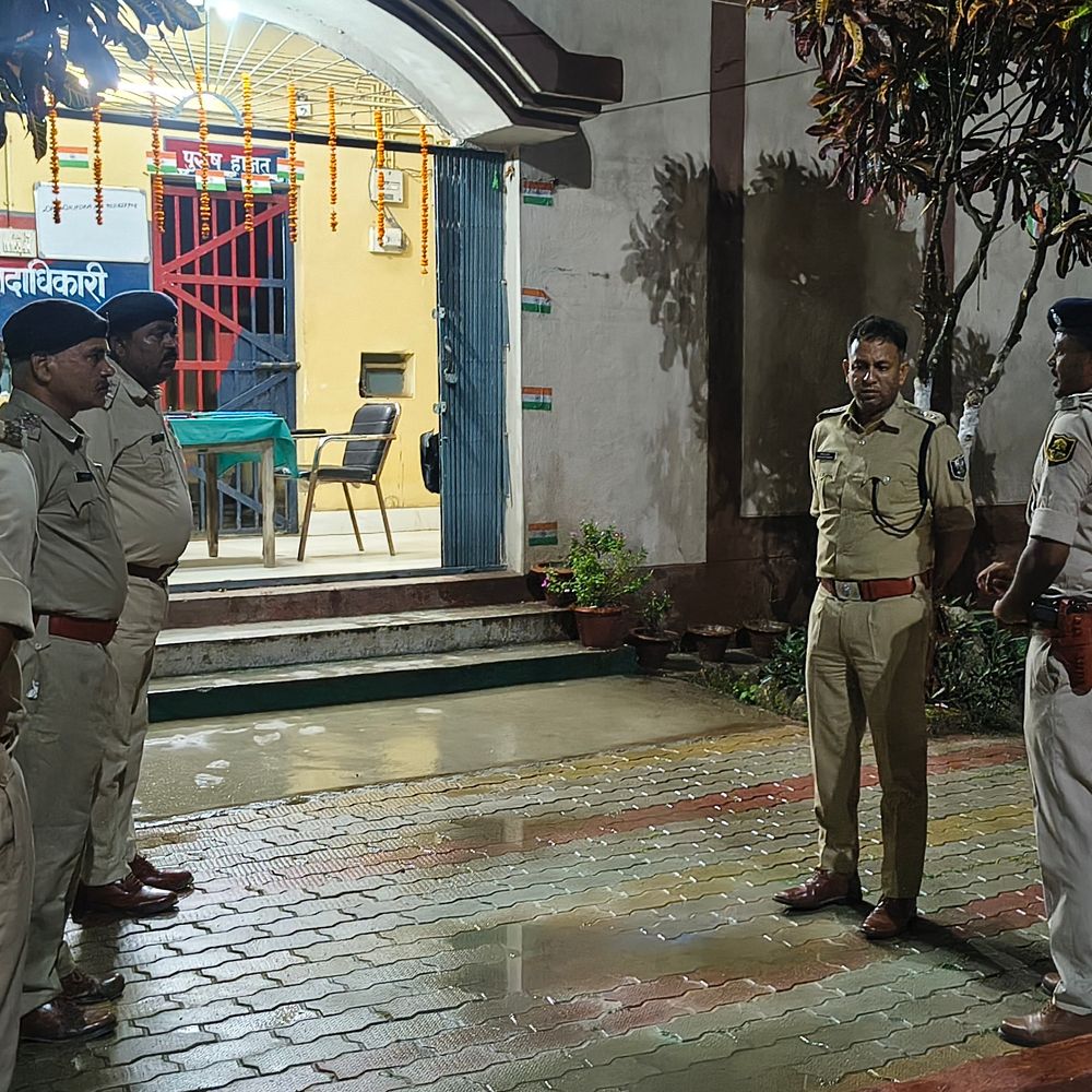 कटिहार में SP का औचक निरीक्षण:दो थानों के अभिलेख खंगाले, गश्ती बढ़ाने का निर्देश, संदिग्ध गतिविधियों पर नजर रखने को कहा