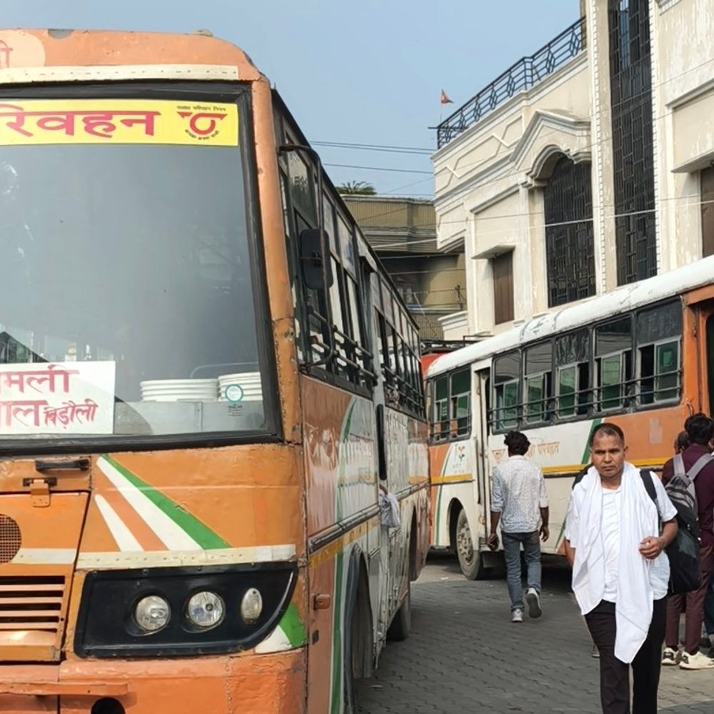 रक्षाबंधन पर महिलाओं को रोडवेज में मुफ्त यात्रा:शामली डिपो ने 42 बसें लगाईं, फेरे भी बढ़ाए, 3 दिन मिलेगा लाभ
