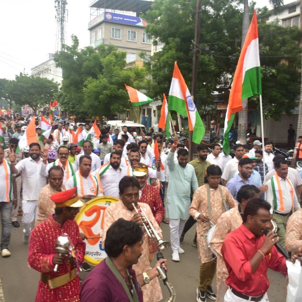 मंदसौर में 100 फीट तिरंगा लेकर निकली रैली:अधिकारी-नेता सब शामिल हुए, राष्ट्रीय एकता और देशभक्ति का संदेश दिया
