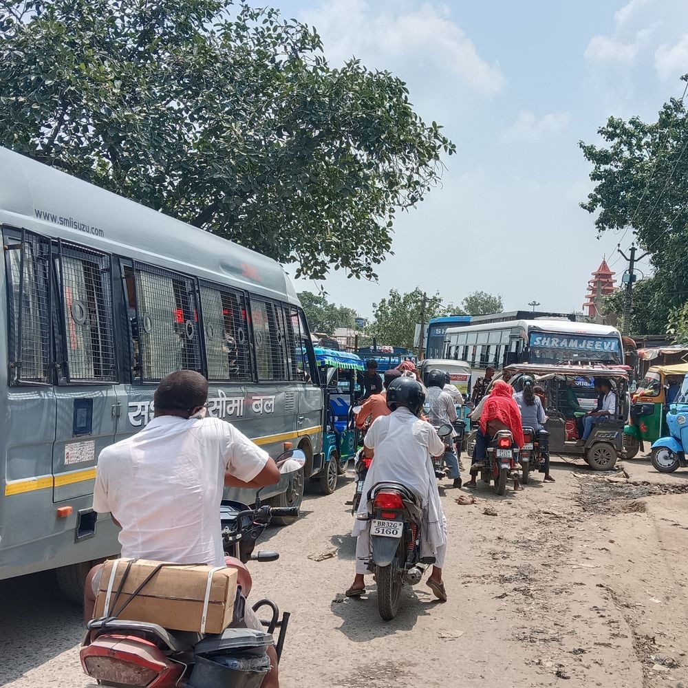 मधुबनी में जाम से लोग परेशान:पार्किंग की कमी से मालगोदाम, चौभच्चा चौक और 13 नंबर गुमती पर समस्या