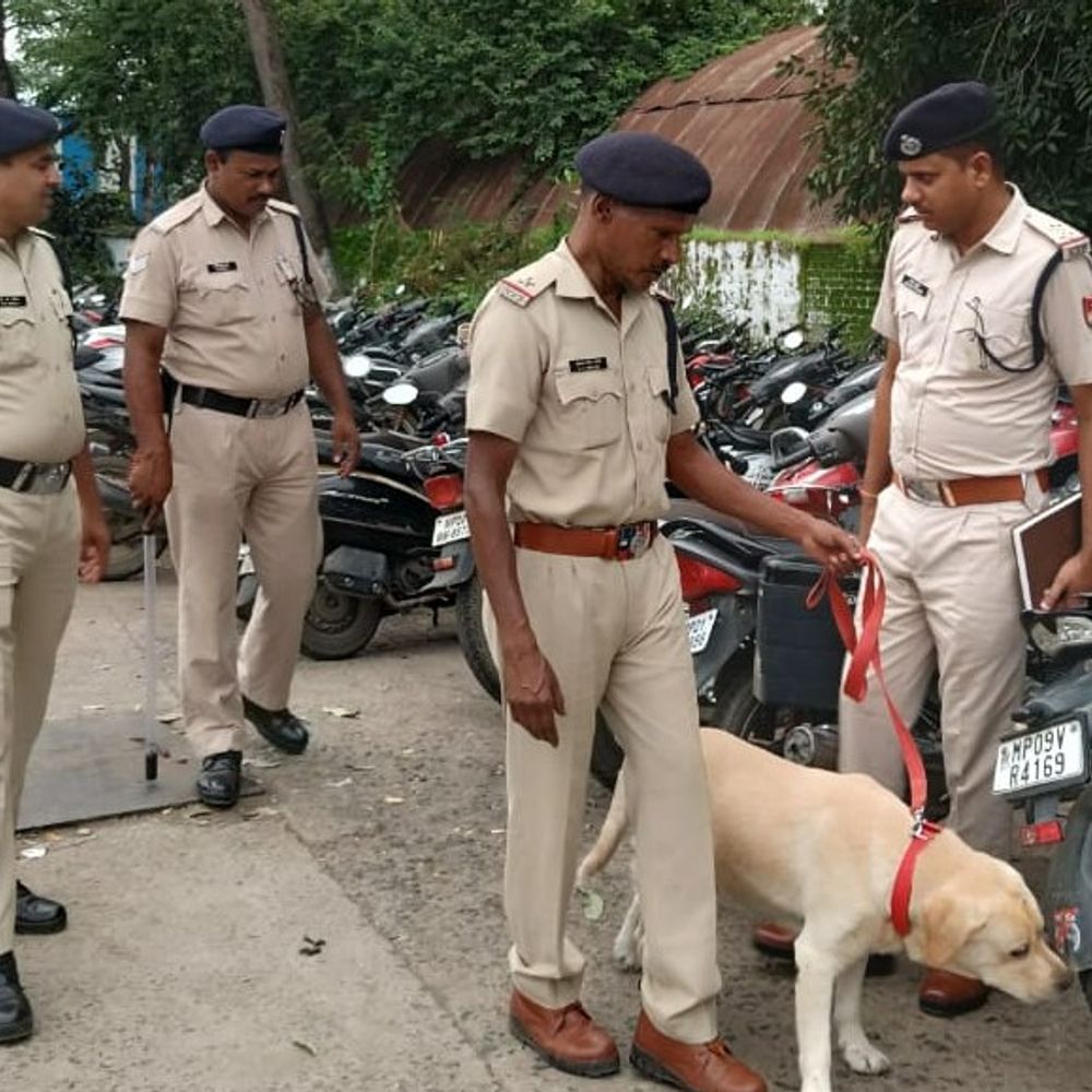 जबलपुर रेलवे स्टेशन की पार्किंग में लावारिस वाहन मिले:आरपीएफ ने चलाया एंटी सबोटेज चेकिंग अभियान, 9 माह से खड़े हैं पांच वाहन
