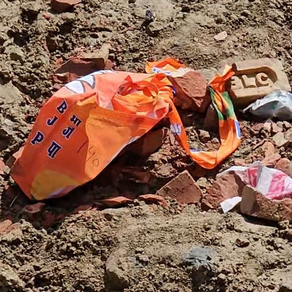 गड्ढे में मिला बीजेपी के झंडे-पटकों से भरा थैला:नरवाना में पाइपलाइन खुदाई के दौरान सामने आया, सीवर लाइन पर लगाया पार्टी झंडा