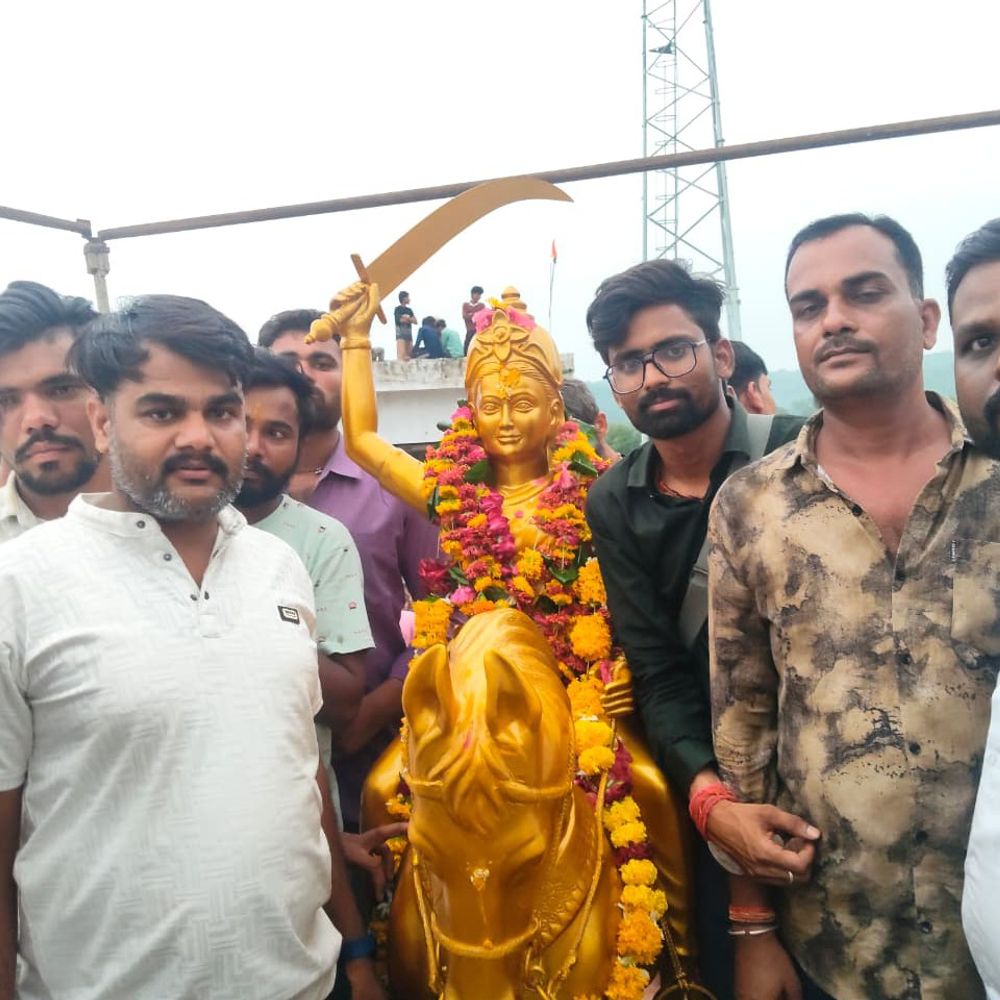 मोबाइल टावर पर चढ़े लोग, सड़क पर लगा जाम…:3 दिन बाद महोली में फिर लगी रानी अवंतीबाई की प्रतिमा, प्रतिमा हटाने पर भड़के थे लोग