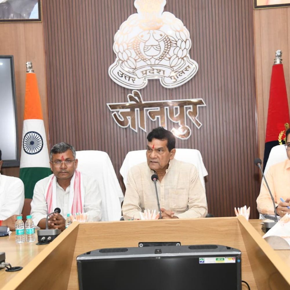 प्रभारी मंत्री एके शर्मा ने की विकास कार्यों की समीक्षा:जौनपुर में जलभराव और साफ-सफाई को लेकर दिए निर्देश
