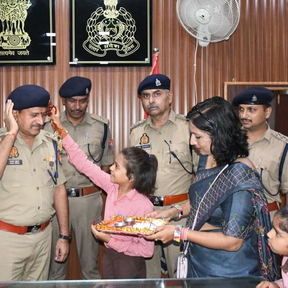 जेल में बन्द भाइयों को राखी बांध भावुक हुई बहनें:स्कूली बच्चियों ने एसपी-सीओ को बांधी राखियां, कन्नौज में उल्लास से मनाया गया राखी का त्यौहार