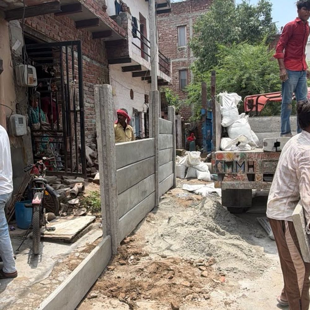 फरीदाबाद में HSVP ने कोर्ट के आदेश पर दीवार कराई:स्थानीय लोगों ने किया विरोध, पुलिस ने समझाया, रघुवीर कॉलोनी और सेक्टर-2 के बीच सड़क बंद