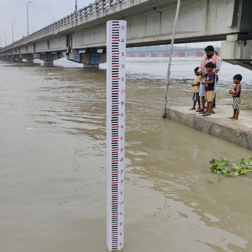 उन्नाव की गंगा में डूबे दो किशोर:पुरोहित ने नदी में छलांग लगाकर बचाई जान, 5 हजार रुपए बहे