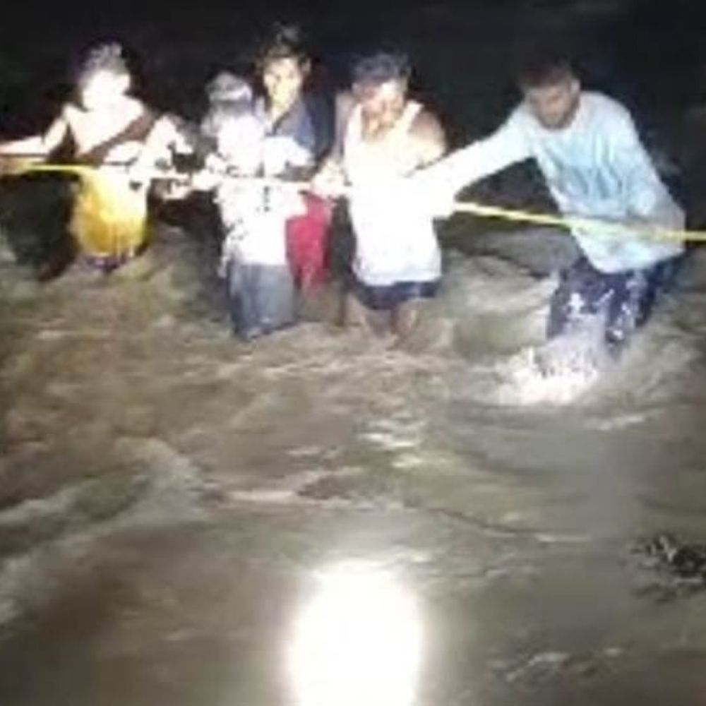 देवपहरी जलप्रपात में तीन दोस्त पानी के बीच फंसे:रेस्क्यू टीम ने युवकों से वीडियो कॉल पर की बात, NDRF और गोताखोरों की टीम रवाना