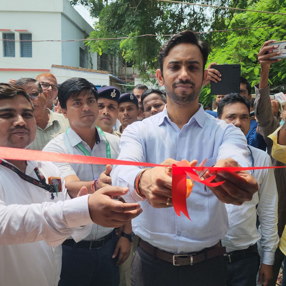 सीवान में मोबाइल पासपोर्ट वैन शुरू:3 दिन में 165 लोगों को मिलेगी सेवा, DM ने किया उद्घाटन, पिछले साल 5,049 लोगों ने किया था आवेदन