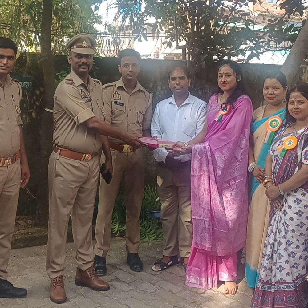 महराजगंज नगर चौकी पर फहराया तिरंगा:पुलिसकर्मियों ने स्वतंत्रता सेनानियों को किया नमन