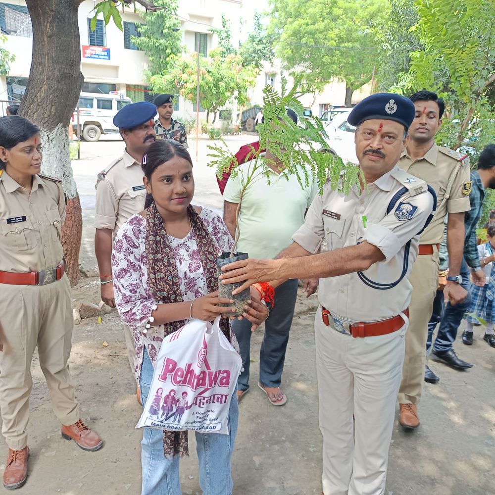 जहानाबाद में बच्चों ने पुलिस को बांधी राखी:पर्यावरण संरक्षण का संदेश देने के लिए पौधे भी दिए गए