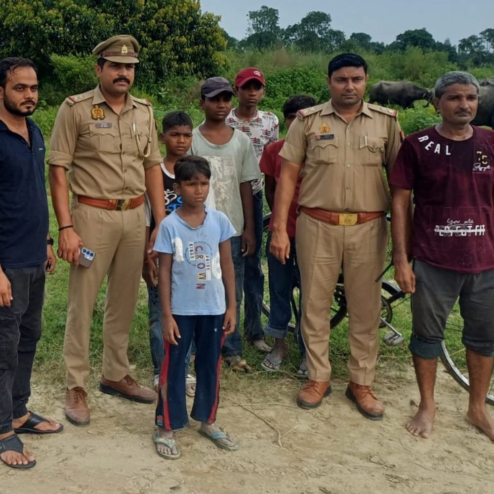 कोसी नदी में डूब रहे बच्चे को अफसर ने बचाया:मौके से गुजर रहे ADO ने नदी में लगाई छलांग, सुरक्षित बाहर निकाला