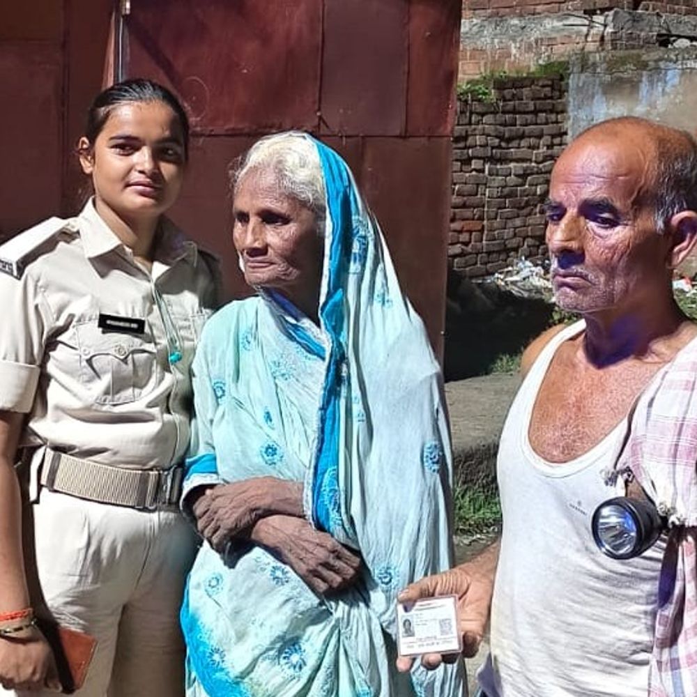 छरियारी गांव में मिली मानसिक विक्षिप्त महिला:पुलिस ने परिजनों से मिलवाया, भटकते हुए पहुंची थी