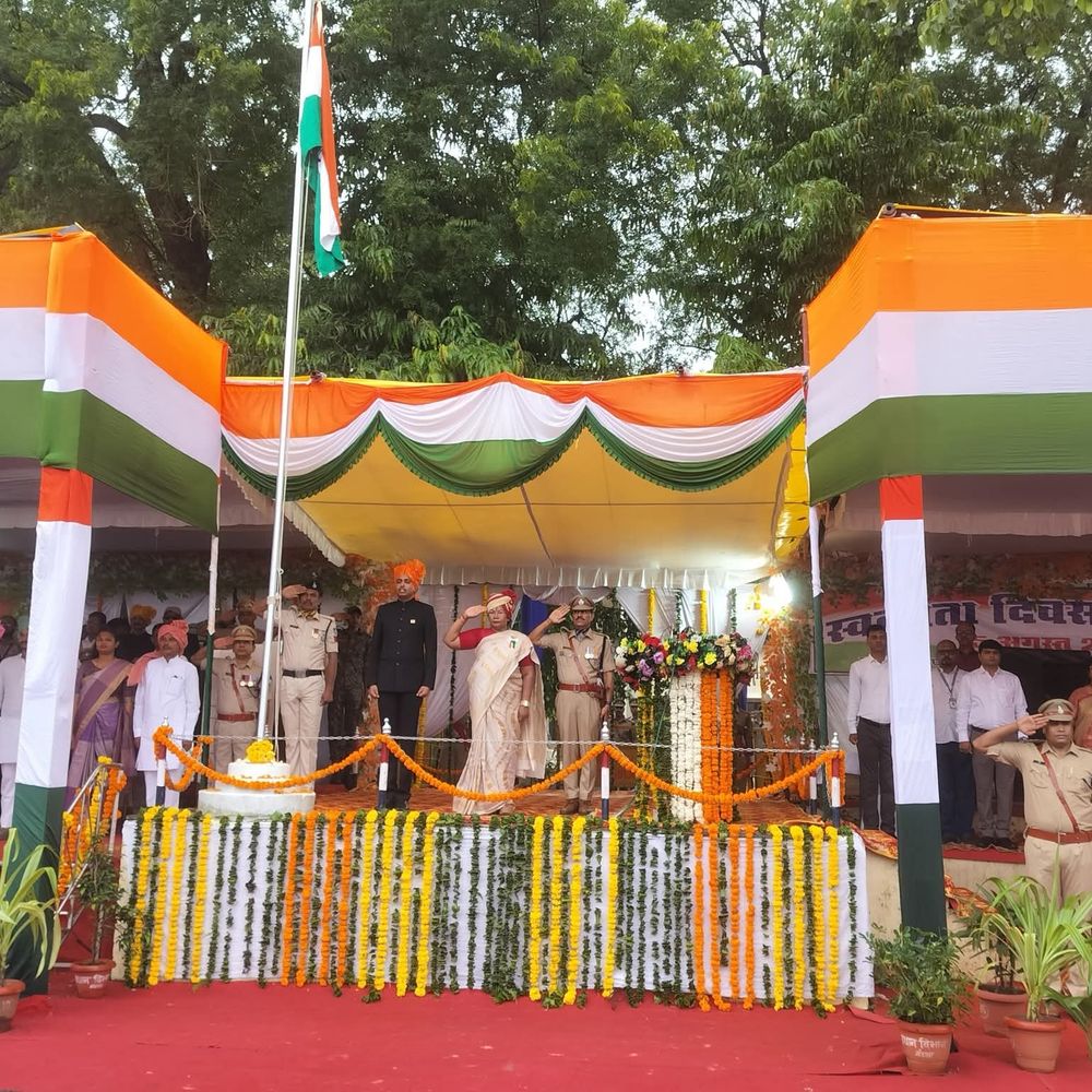 मंडला में मंत्री संपतिया उइके ने किया ध्वजारोहण:पुलिस ग्राउंड में परेड की सलामी ली; उत्कृष्ट कार्य करने वाले अधिकारी-कर्मचारी सम्मानित