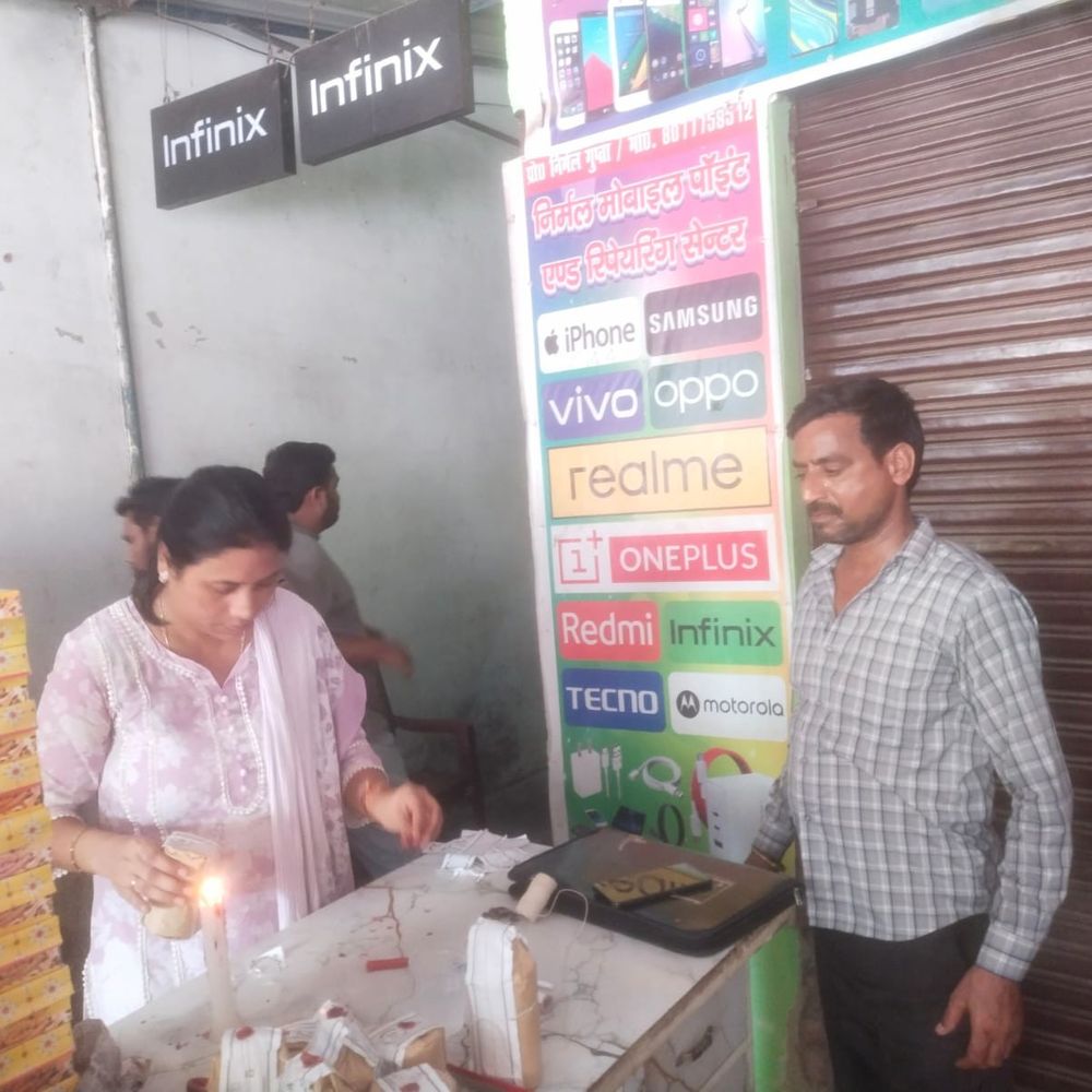 एटा के अवागढ़ में खाद्य विभाग की छापेमारी:मिठाई विक्रेता के प्रतिष्ठान से दो नमूने लिए