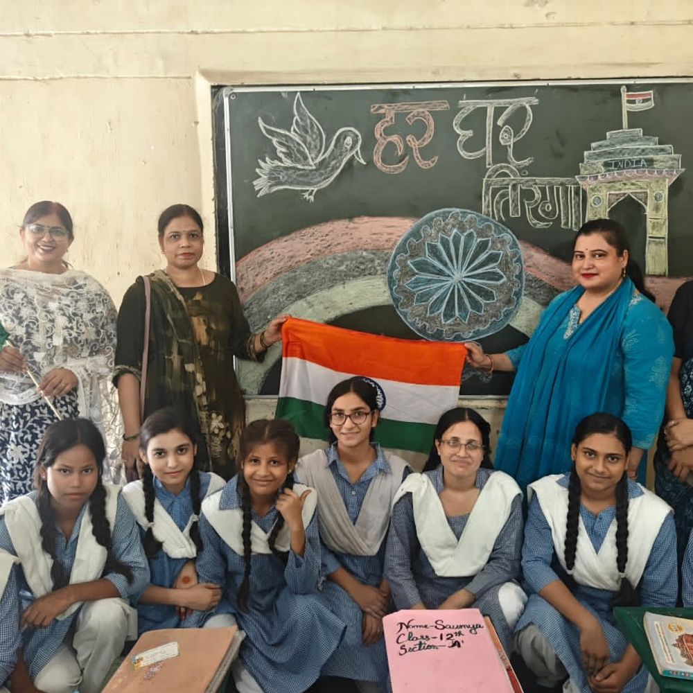 एटा के विद्यालयों में ‘हर घर तिरंगा’ अभियान शुरू:तिरंगा रंगोली, देशभक्ति प्रतियोगिताओं में छात्रों ने लिया हिस्सा