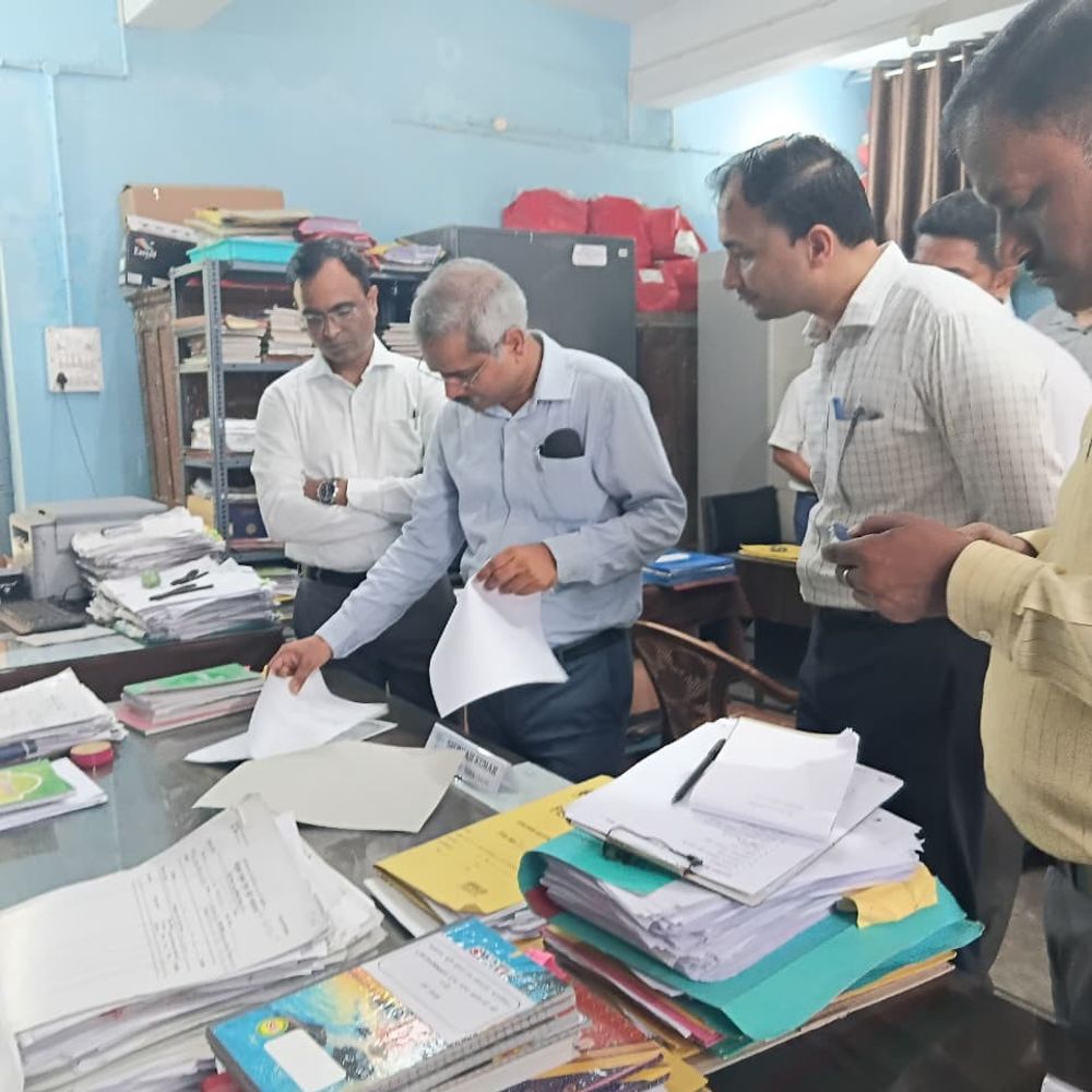 आयुक्त ने सदर अनुमंडल ऑफिस का इंस्पेक्शन किया:खगड़िया में पेंडिंग केस के तुरंत निपटारे के दिए निर्देश