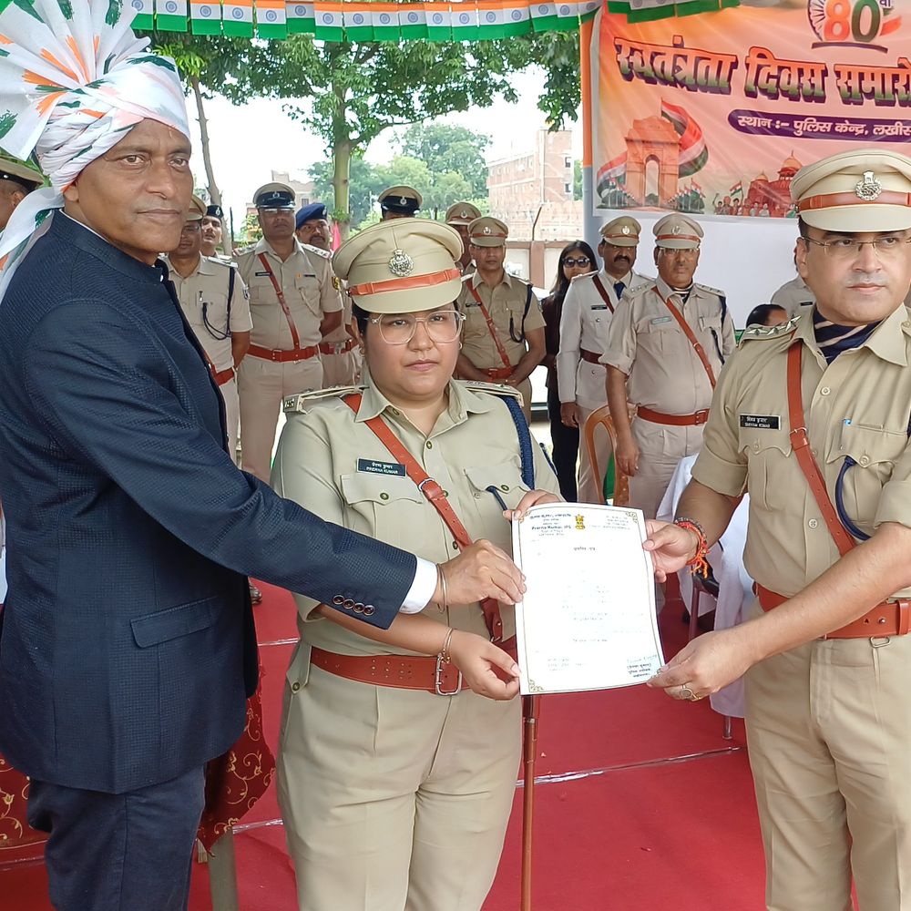 लखीसराय में उत्कृष्ट कार्य पर पुलिसकर्मी सम्मानित:एसपी-डीएम ने एटीएम फ्रॉड खुलासा- बेहतर पुलिसिंग के लिए दिए प्रशस्ति पत्र