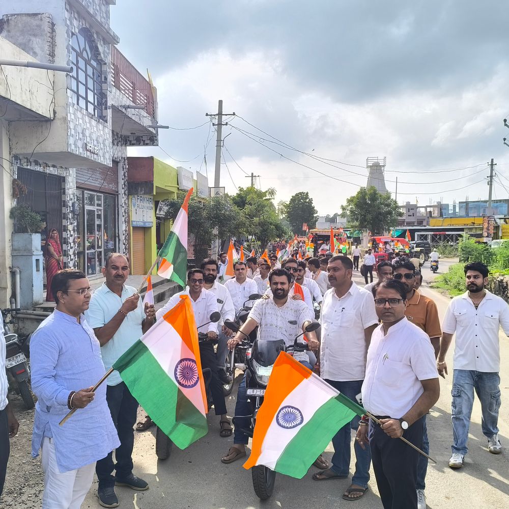 सलूंबर में भाजपा की तिरंगा रैली:विधायक सहित कार्यकर्ता और आमजन रहे मौजूद, जगह-जगह हुआ पुष्पवर्षा से स्वागत