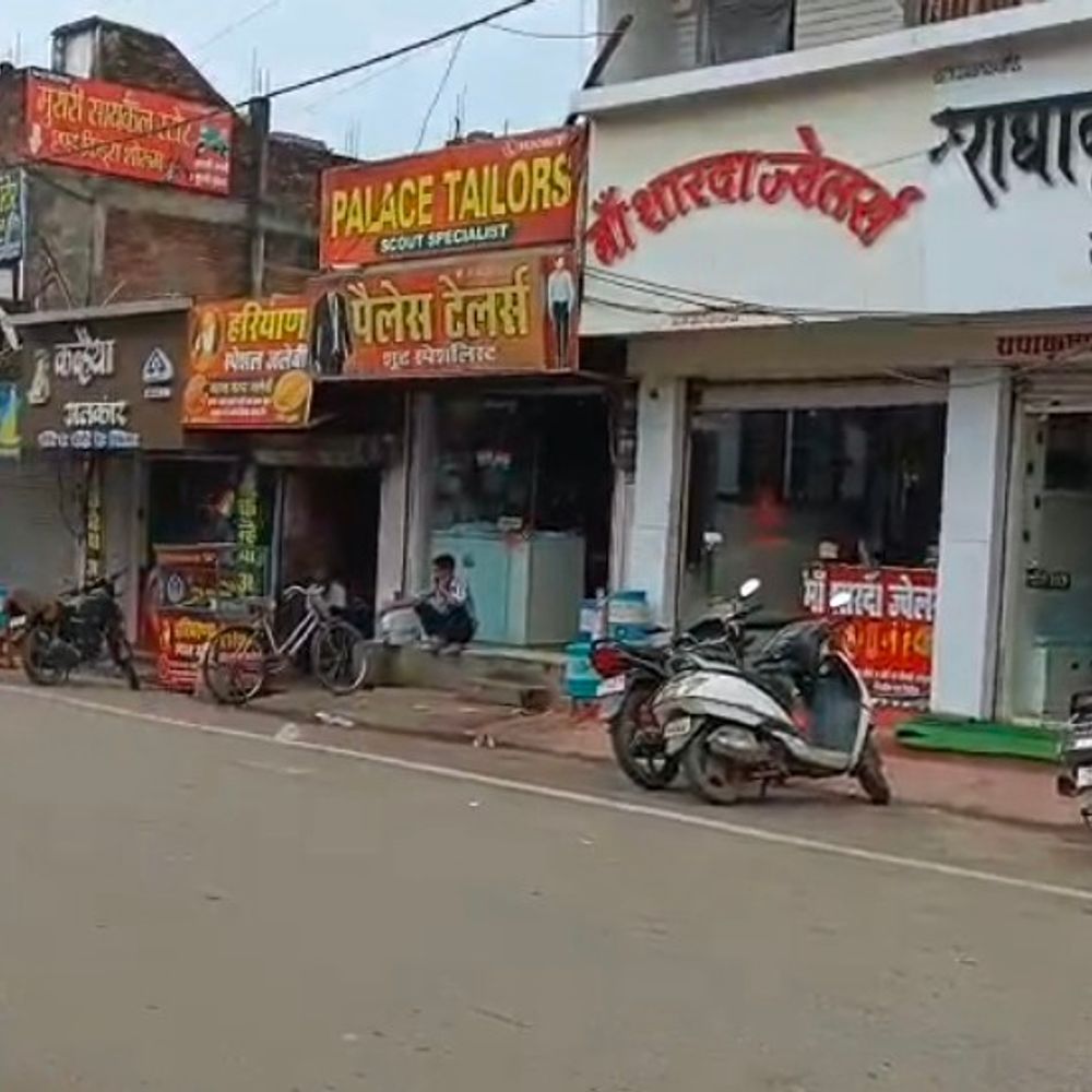 सीधी में डेढ़ करोड़ की सरकारी जमीन पर अतिक्रमण:नोटिस के बाद भी मुख्य बाजार में बनी दो मंजिला इमारत