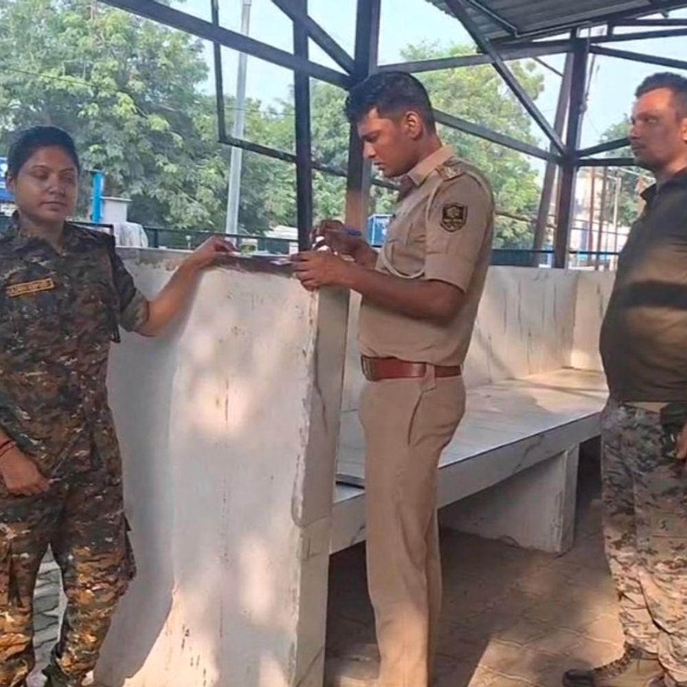 लखीसराय में झाड़ी से अज्ञात व्यक्ति का शव बरामद:शरीर पर मिले जख्म के निशान, हत्या की आशंका; CCTV फुटेज खंगाल रही पुलिस